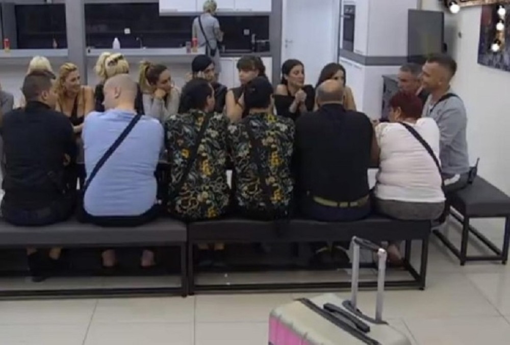 LEPI MIĆA IM ZAPEČATIO SUDBINU Bili su vereni, raskinuli a sad su izabrani za potrčka i moraju zajedno da spavaju!