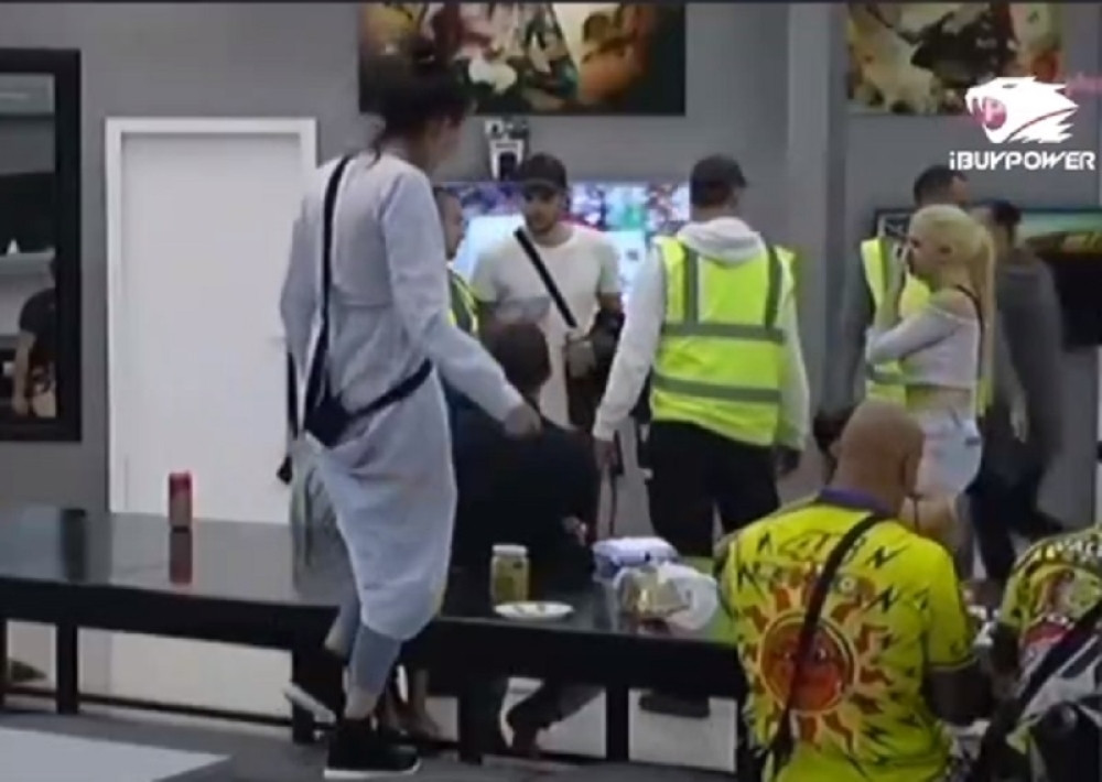 "PRESTANI DA BUDEŠ RETARDIRANA I GLUMIŠ ŽRTVU" Urlao i vređao je! Padala žestoke uvrede, niko niko mogao da veruje kako ju je izblamirao!