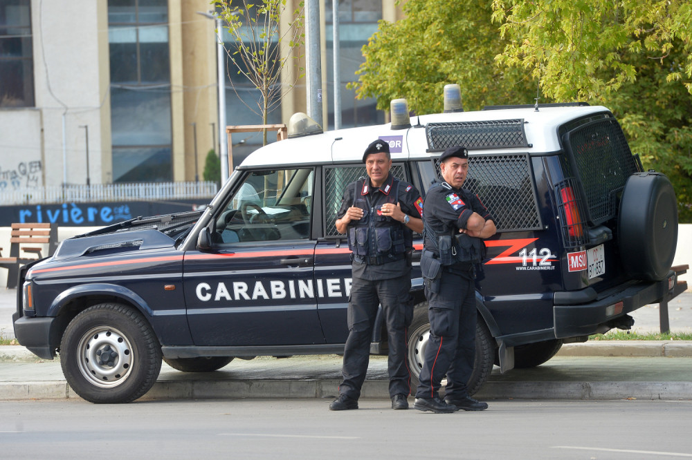 Ispred kafane ranjen policajac!