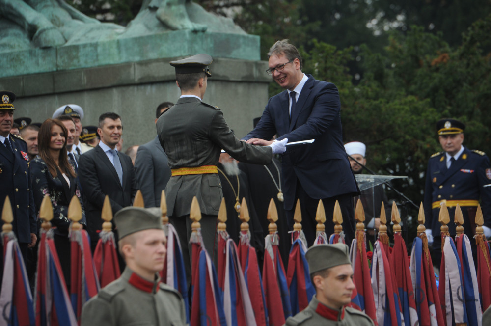 Oficiri pozdravili Vučića, MiG-ovi nadletali Beograd! (GALERIJA)