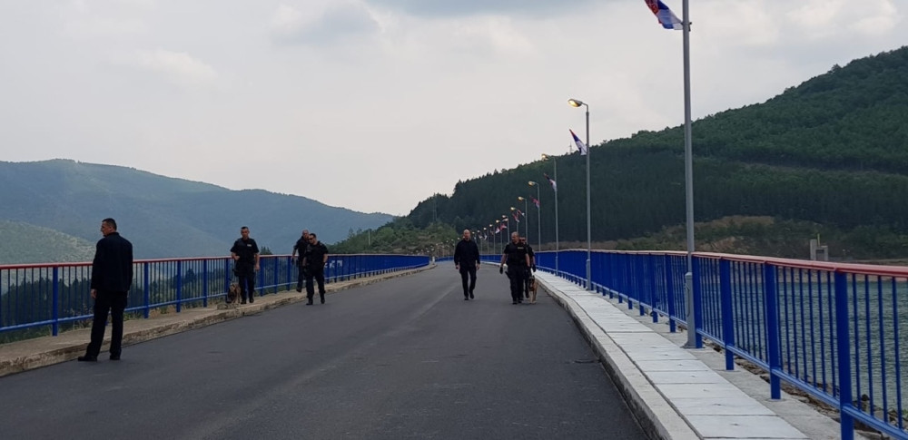 Šiptari kamenovali kombi sa putnicima za Severnu Mitrovicu, bilo je i dece!