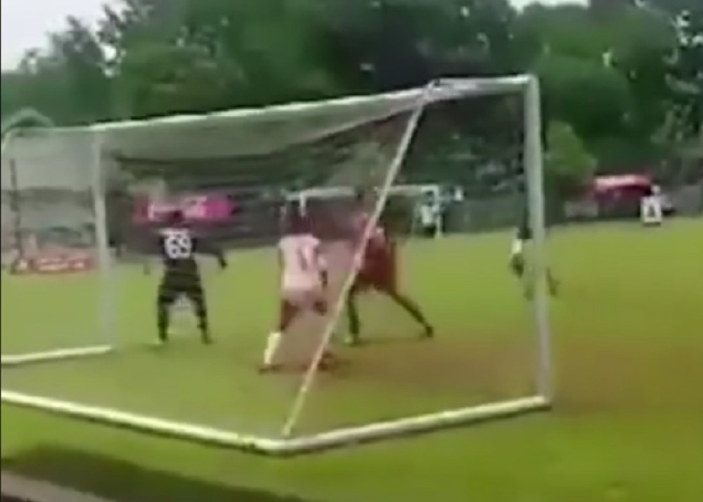 Fudbaler promašio ono što ni DETE ne bi, ceo svet mu se grohotom smeje (VIDEO)