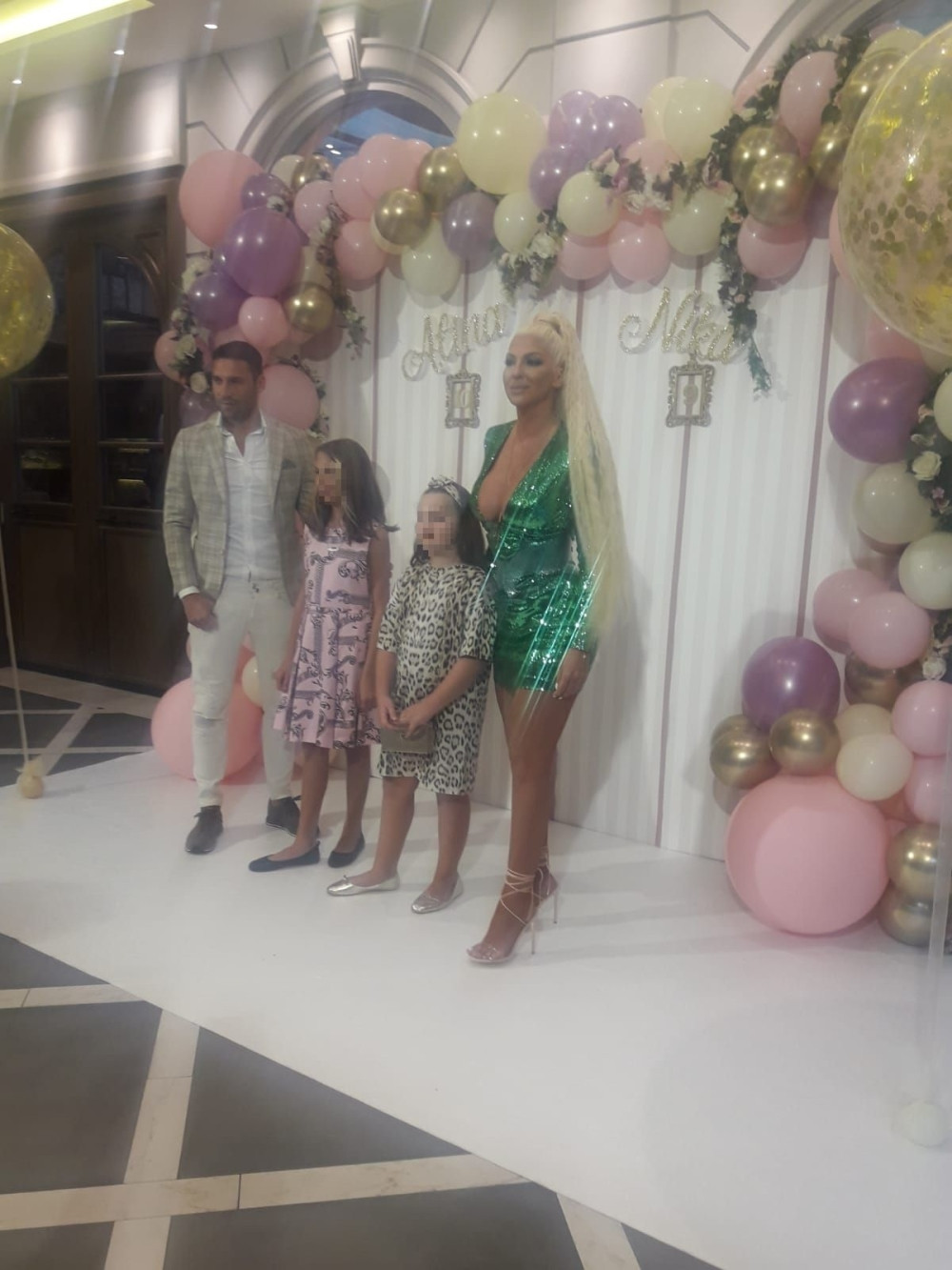 OVAKO KARLEUŠA SLAVI ĆERKICAMA ROĐENDAN Sve pršti od luksuza, a konačno je stigao i tata Duško! (FOTO)