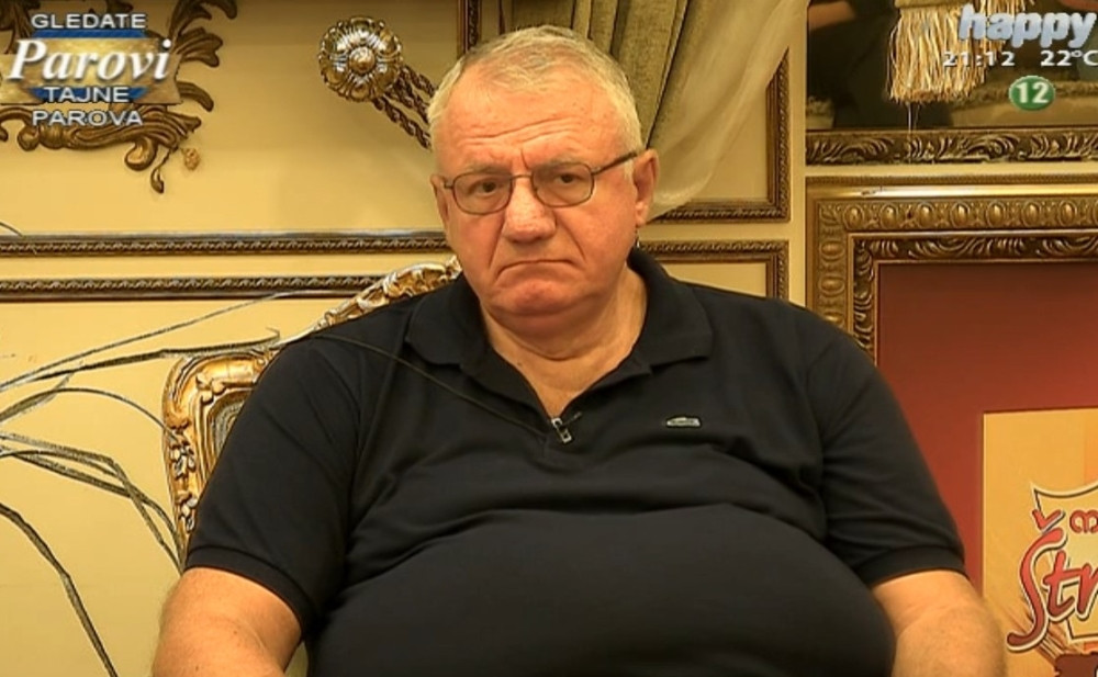 "Ne diži hajku, JE*AĆEMO TI MRTVU MAJKU!" Navijači Novog Pazara brutalno napali Šešelja! (VIDEO)