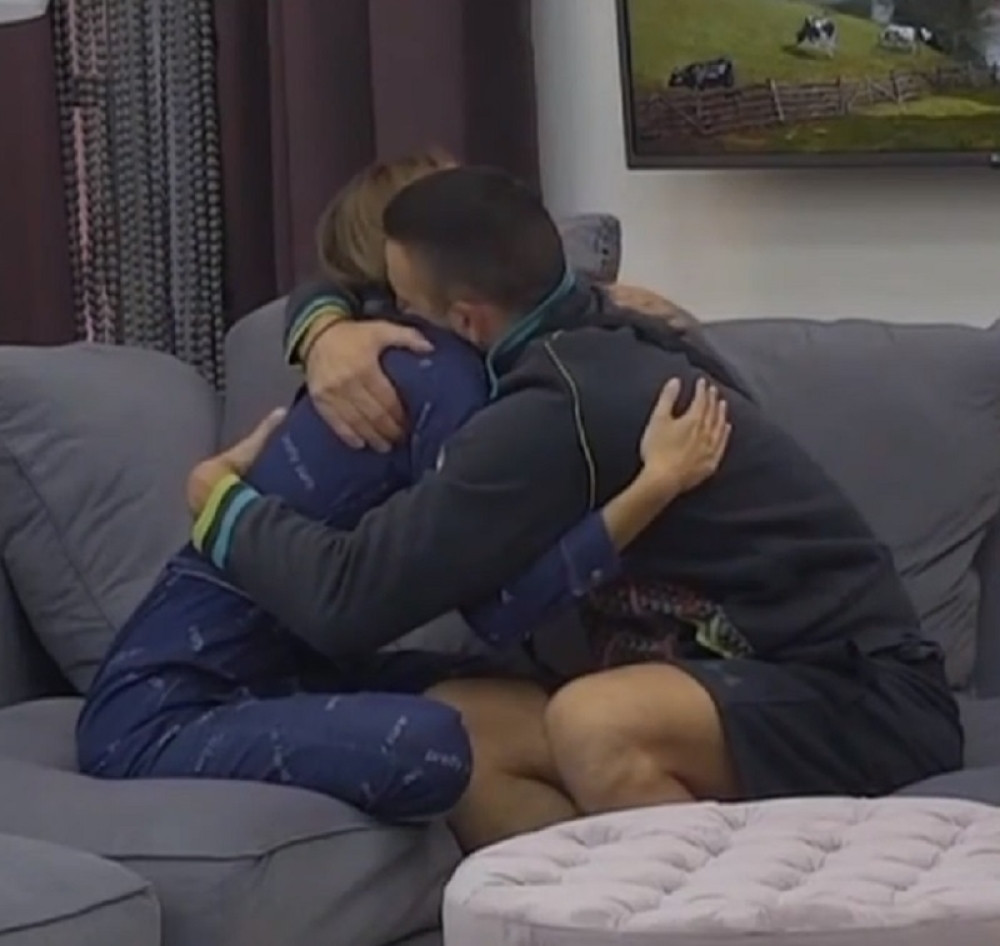 LUNA U ZAGRLJAJU NOVOG DEČKA! Varnice pršte! Ona nikad srećnija!