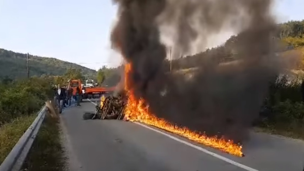 Rafali odjekuju na Kosovu, pogledajte kako su Albanci zapalili barikade na putu kuda Vučić treba da prođe (VIDEO)