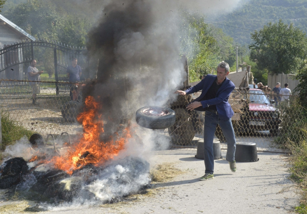 "JE L' OTIŠAO VUČIĆ?!" Albanci se na urnebesan način sprdaju sa Tačijem i Haradinajem (FOTO)