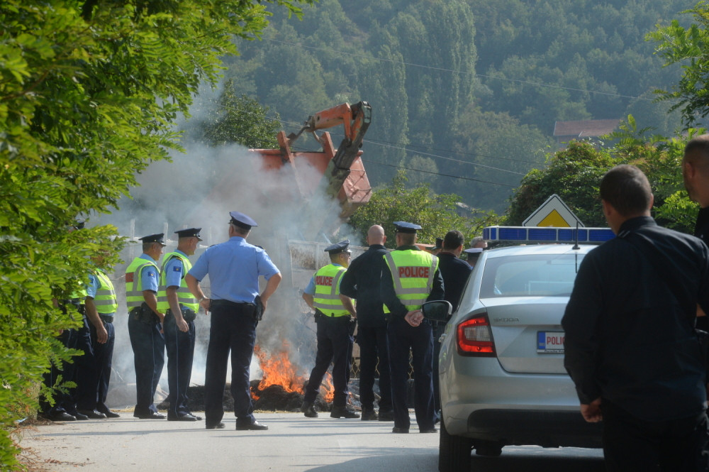 Oglasio se i američki ambasador, evo šta je poručio o današnjim provokacijama Albanaca na Kosovu