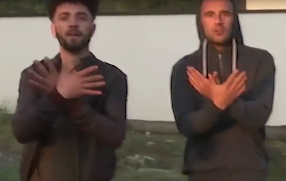 Čim su videli Srbe Albanci su počeli da dobacuju uvrede, i pokazuju znak kojim se Šaćiri proslavio (VIDEO)