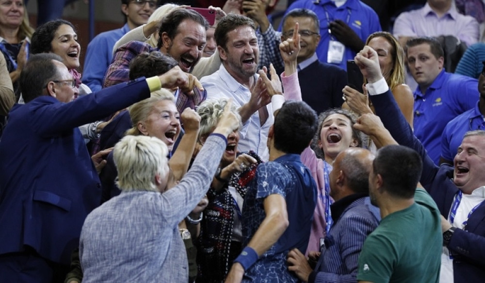 Ovaj holivudski MILJENIK ŽENA prvi je dotrčao da Novaku čestita titulu! (FOTO)