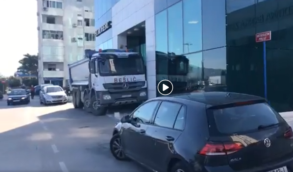 Hrvat blokirao celu zgradu kamionima, niko ne može ni da uđe, ni da izađe, a razlog je BIZARAN (VIDEO)