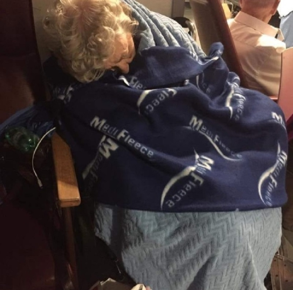 Baka umotanana u ćebe CEO DAN ČEKALA U URGENTNOM DA JE PREGLEDAJU!