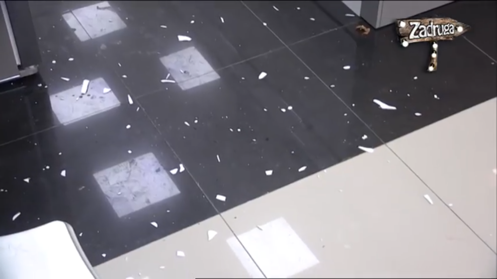 VANREDNO STANJE U ZADRUZI, LETELI TANJIRI Nadežda besnela i psovala sve učesnike! ONDA SU JOJ ONI OČITALI LEKCIJU (VIDEO)