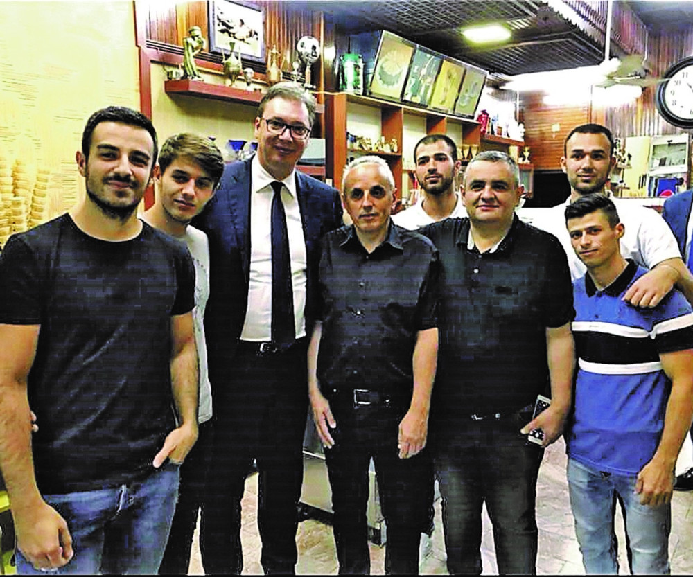 Vučić ušetao u poslastičarnicu u Mitrovici, imao je želju da proba SAMO JEDNO!