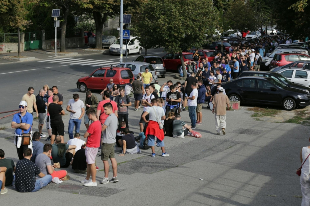Red je do AUTOKOMANDE, a NEKI SU I PRENOĆILI ispred blagajni! Reka ljudi kakva NIJE VIĐENA u ovom veku! (FOTO)