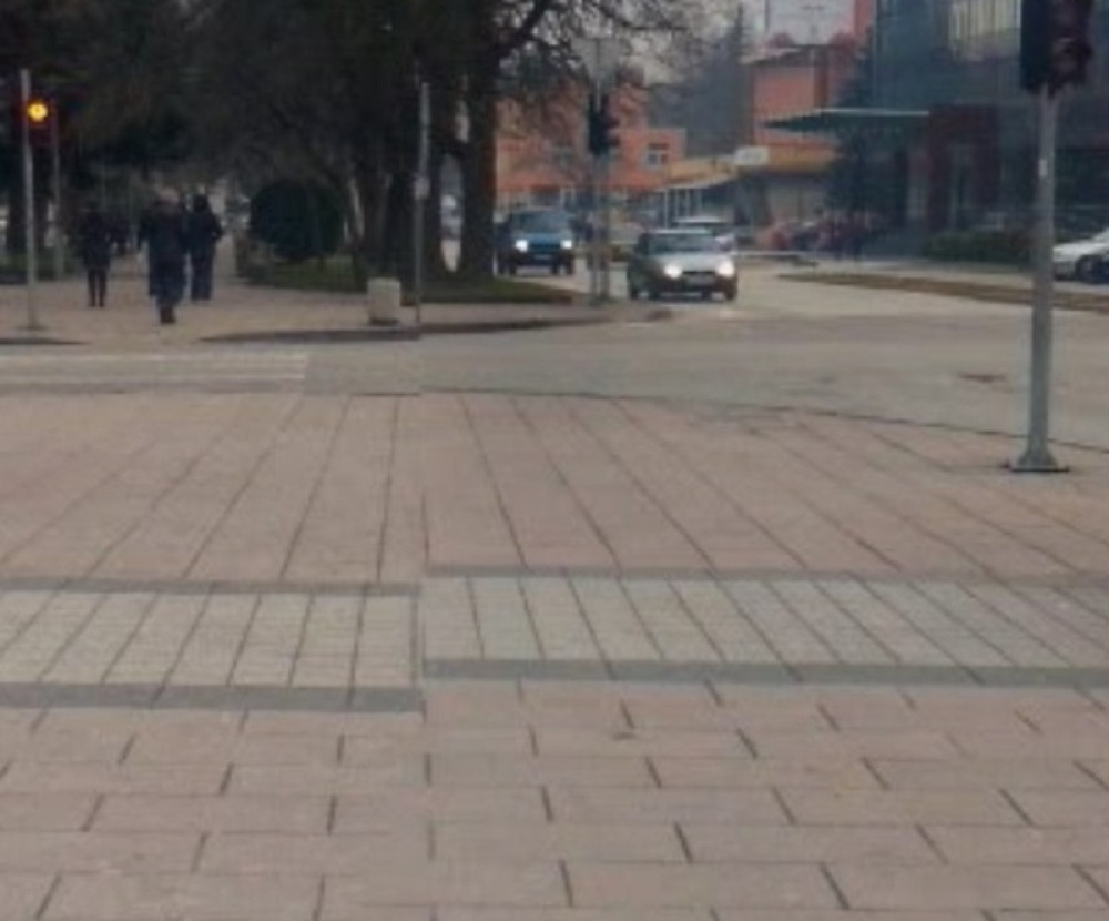 Otac dečaka kog su prebili Kinezi ogorčen: Bacali su ga i vukli po asfaltu, udarali mu glavu od metalnu kapiju