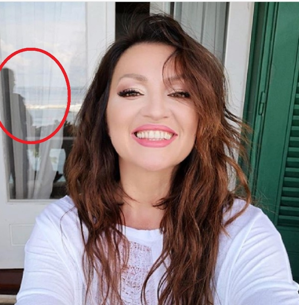 NINA BADRIĆ OBJAVILA SELFI, PA ZAPREPASTILA REGION! Nećete verovati šta se vidi u odrazu na staklu iza nje! (FOTO)