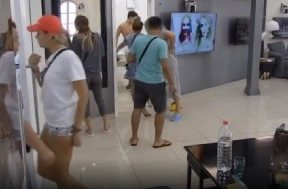 U WC-U PROLIVENA KRV Zadrugari u strahu, okupili se oko lokve, a samo je ONA SPOKOJNA!