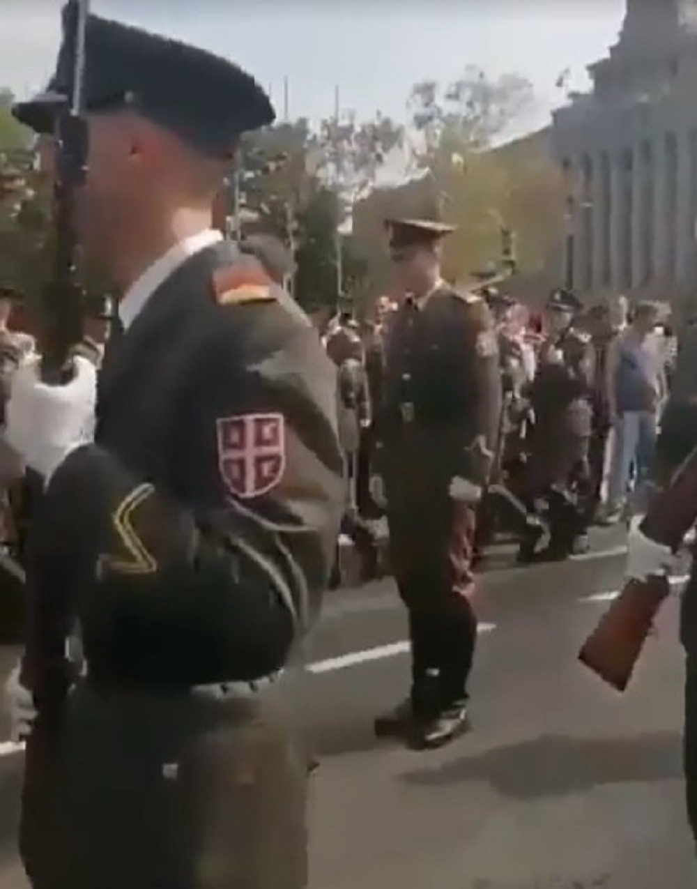 Oficiri su koračali, u koloni se našla jedna devojka, a onda je usledio trenutak za pamćenje
