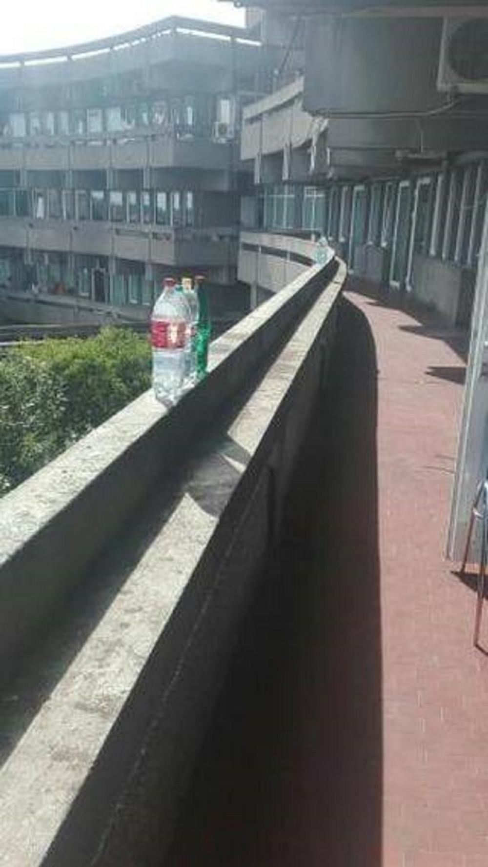 Trudnice greju flaše na terasi kliničkog centra da bi mogle da se okupaju TOPLOM VODOM, a to nije najgore