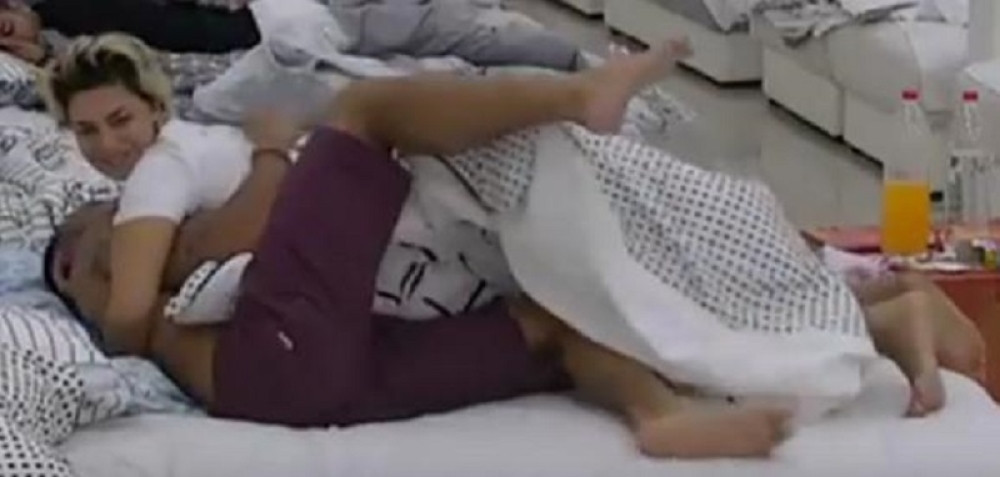 VRELA AKCIJA U KREVETU: Mina i Jovica navalili svom silom jedno na drugo, tresla se Zadruga!
