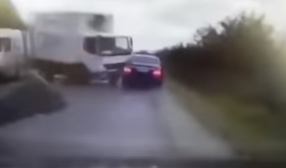 PREDSEDNIK UMALO POGINUO U TEŠKOM UDESU! Kamion je prešao u njegovu traku, a put je bio mokar od kiše... (UZNEMIRUJUĆ VIDEO)