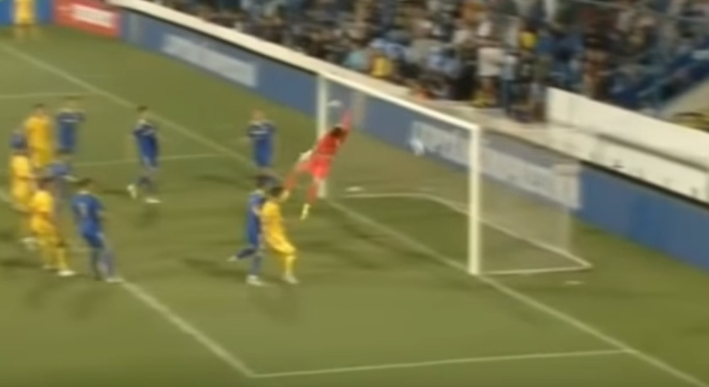 Sin legendarnog fudbalera postigao fantastičan gol iz kornera, gledaćete ovu majstoriju iznova i iznova! (VIDEO)