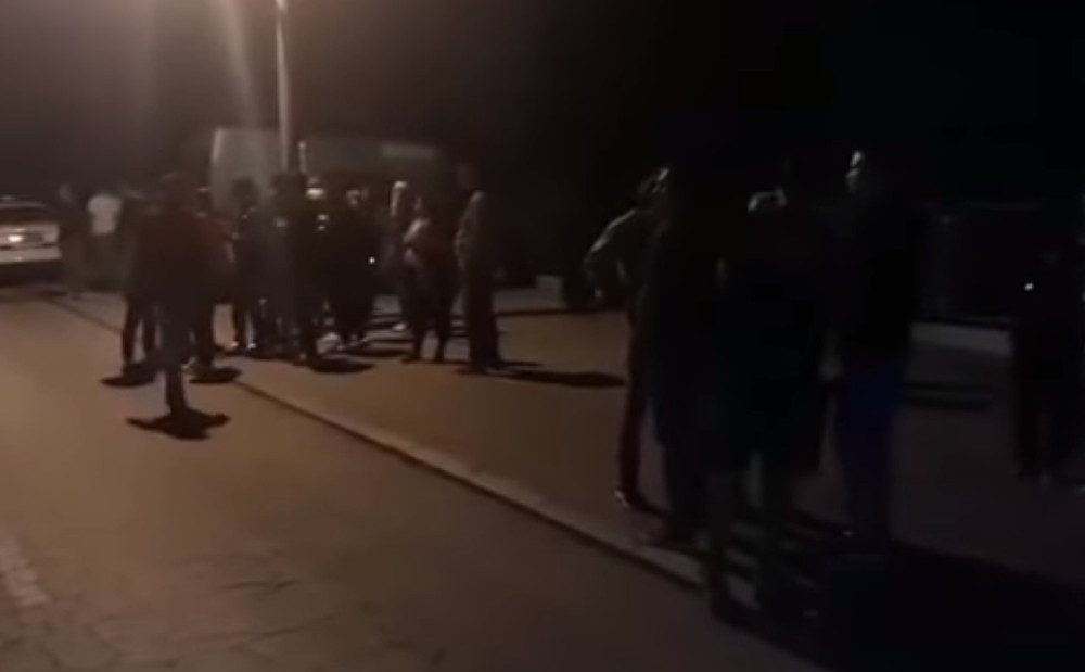 Ljutiti meštani opkolili kuću raspopa (50) koji je zaveo bratanicu (19) i s njom se zaključao! Detalji njegovog života su tek NEVEROVATNI! (VIDEO)