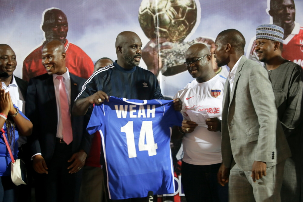 Predsednik u 52. godini IGRAO FUDBAL, država povukla dres sa brojem 14 (VIDEO)