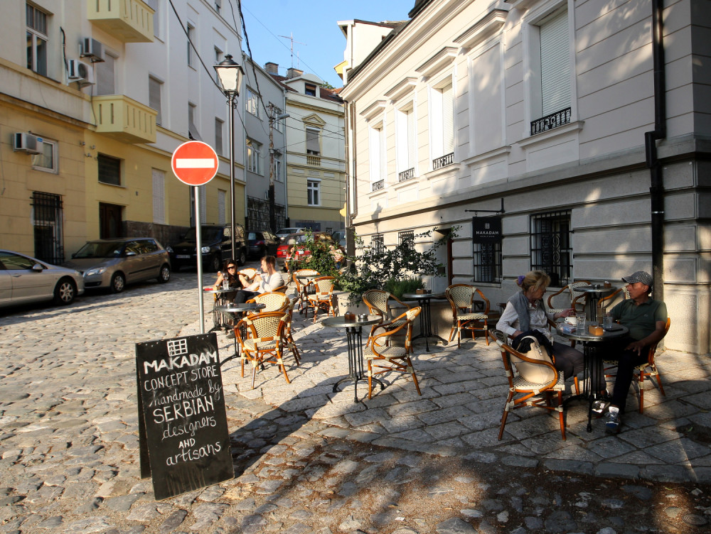 Gost zvao konobara da mu objasni grešku u računu i pita "Momak, šta si ti imao iz matematike", a zbog njegovog odgovora je propao u zemlju