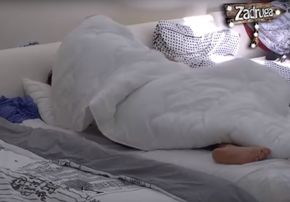 ZAR I OVO?! Zaskočio je usred bela dana ispod pokrivača, ona dozivala mamu upomoć! (VIDEO)