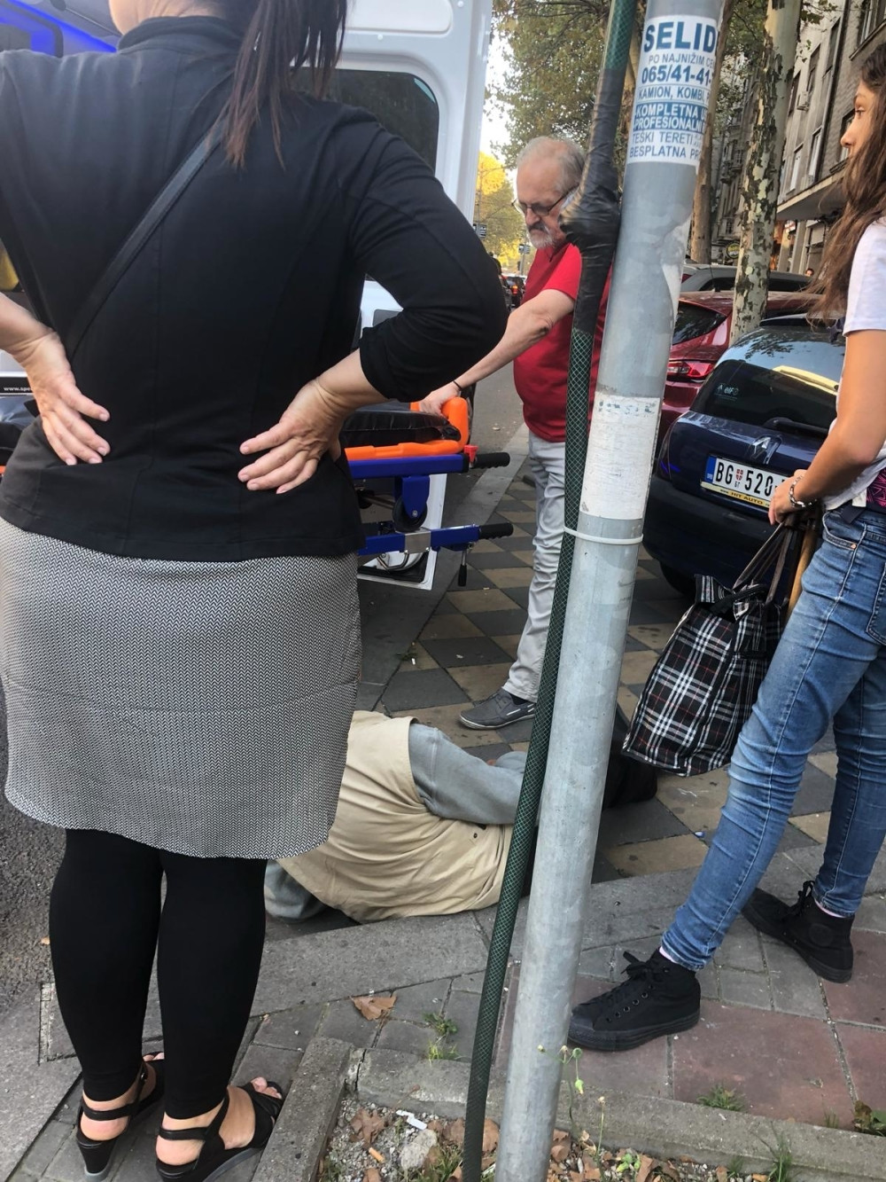 Starac pao na ulici, građani mu odmah PRISKOČILI U POMOĆ! (FOTO)