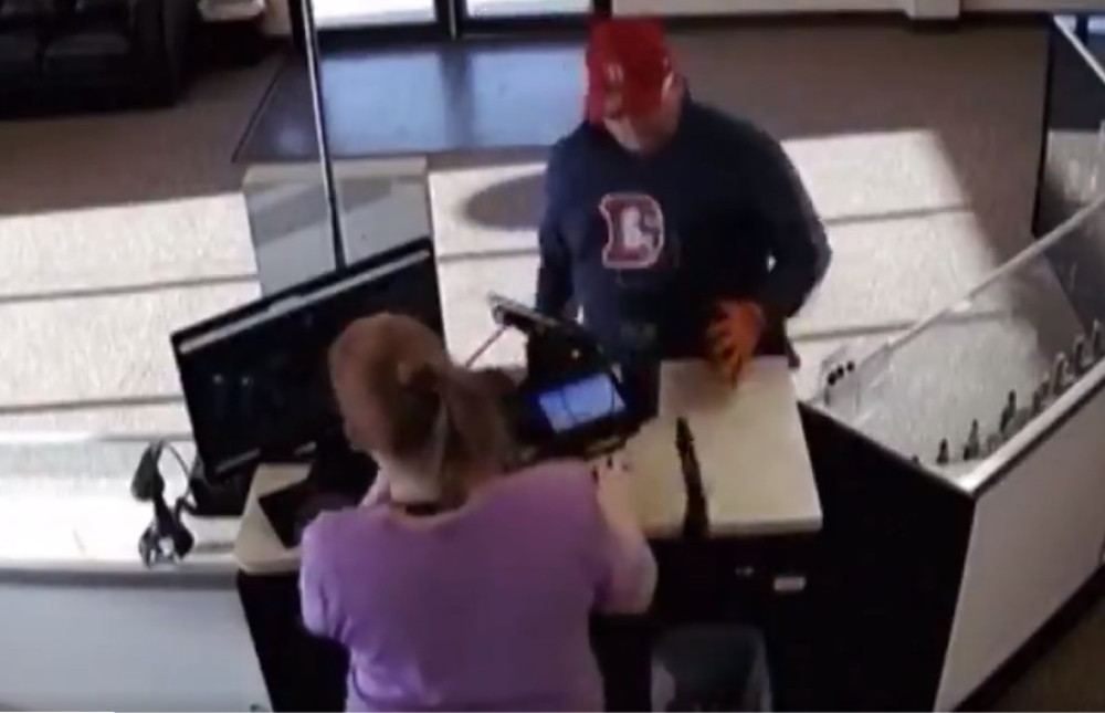 Smotani razbojnik na neobjašnjivo glupav način ostao bez pištolja, a umalo i pantalona! (VIDEO)