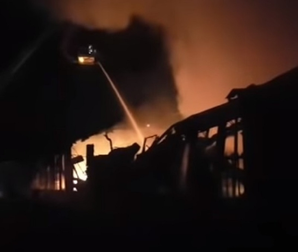 Odjeknula eksplozija, gori hala, vatra guta sve