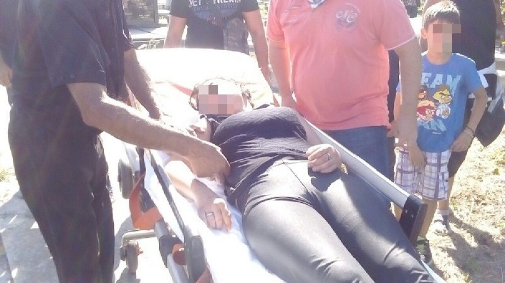 Majka se srušila na zemlju kad su malenog Larisa spuštali u raku, intervenisali lekari