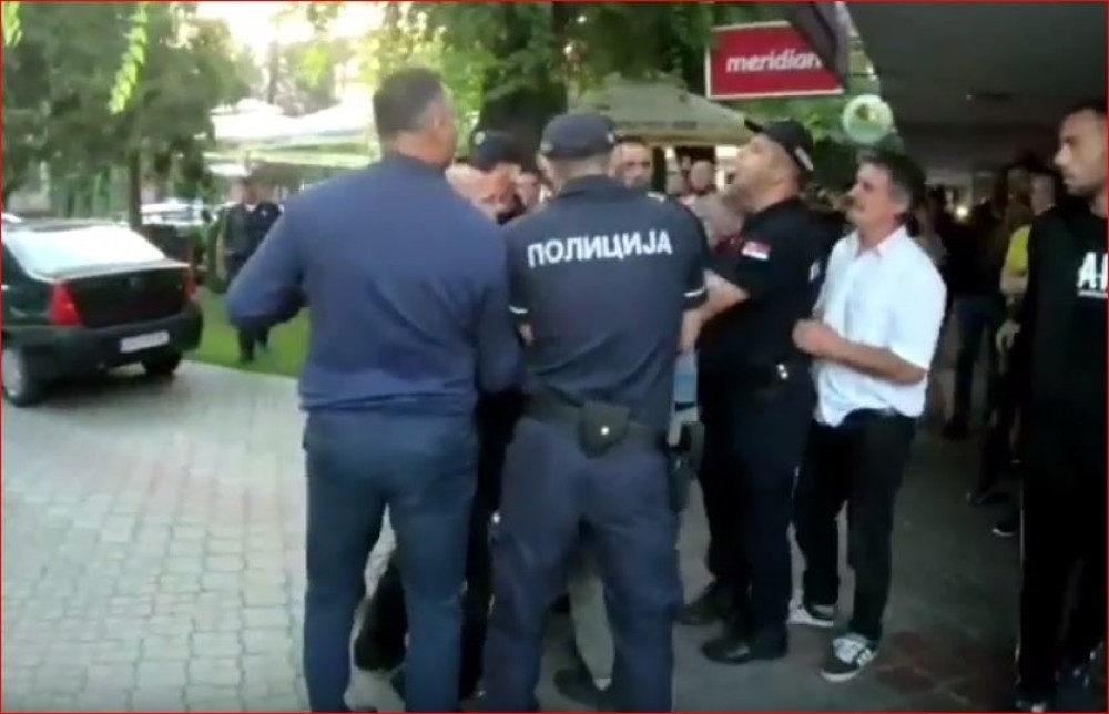 Političar fizički napao policajce urlajući: "Ja sam Jeremićev poslanik, ko ste vi?" (VIDEO)