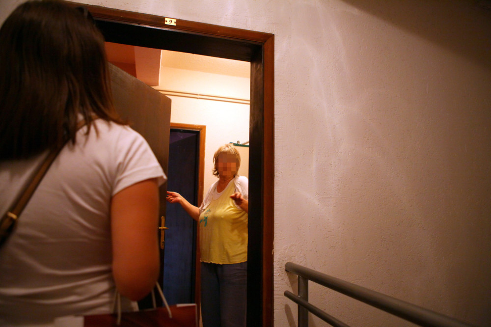 Na prolaznike baca noževe i tegle, a susedima ostavlja izmet na otiraču!