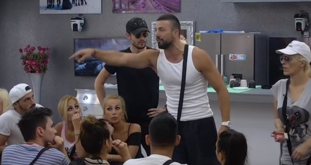 MOBILNI U ZADRUZI Vladimir drži telefon u ruci! Prekršeno strogo pravilo, dokazi isplivali u javnost!