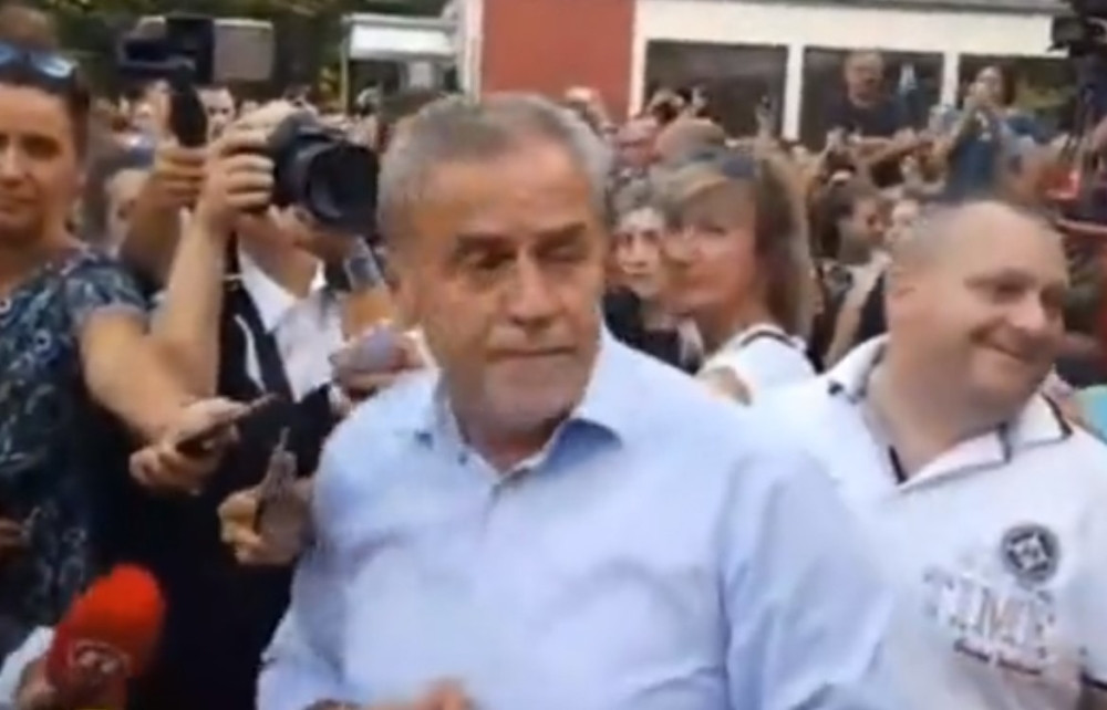 Besni roditelji napali gradonačelnika Zagreba, gađali ga jajima i razbili mu automobil! BEŽAO GLAVOM BEZ OBZIRA!