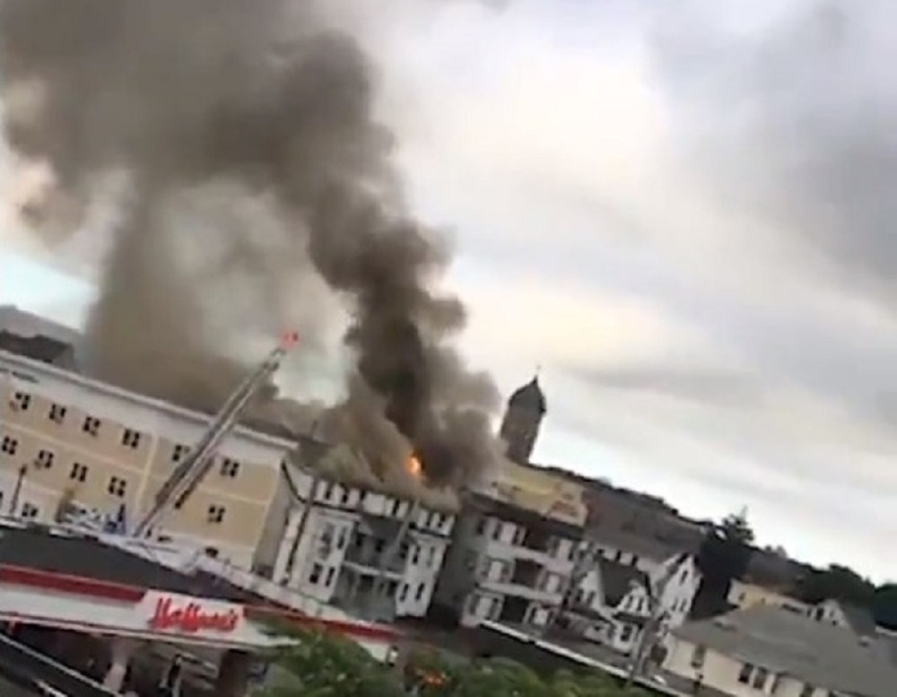 Više eksplozija gasa protreslo grad, nebo se ne vidi od vatre i dima, STANOVNIŠTVO HITNO EVAKUISANO! (FOTO + VIDEO)