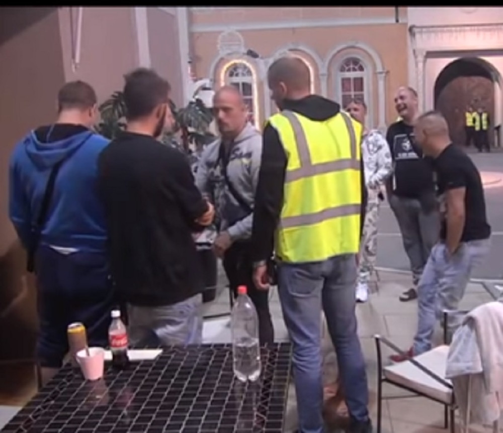 OPIJA SE I BIJE SVE PO KUĆI! Užas! A ona ga brani, svi skaču na njega!