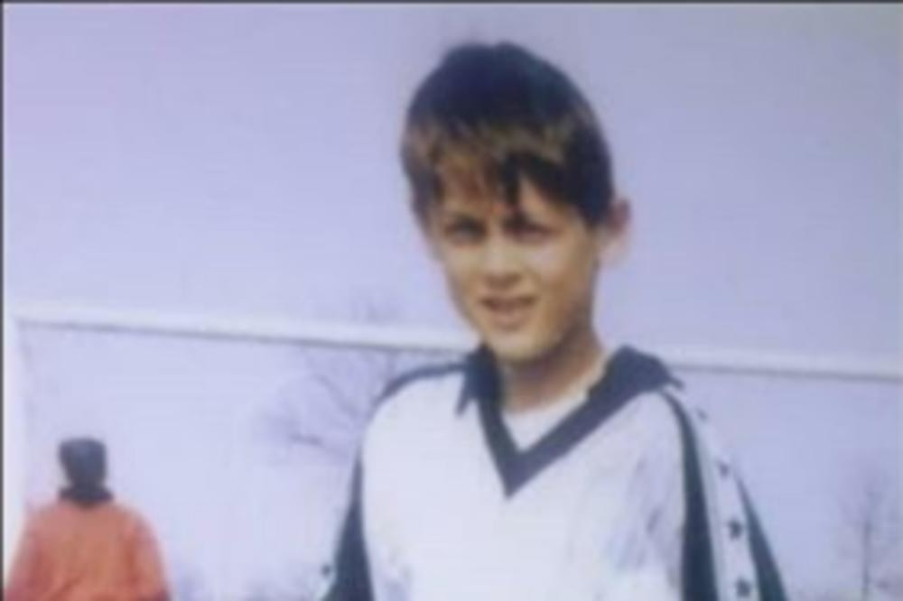 Ovaj dečkić je nekada kupovao CELU KORPU SEMENKI na stadionu, a danas je reprezentativac Srbije! (FOTO)