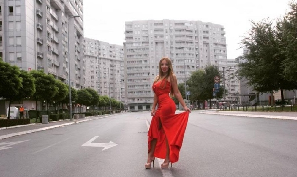 ZANEMELA KADA JE VIDELA Pevačica doživela PEH na snimanju spota! (VIDEO)