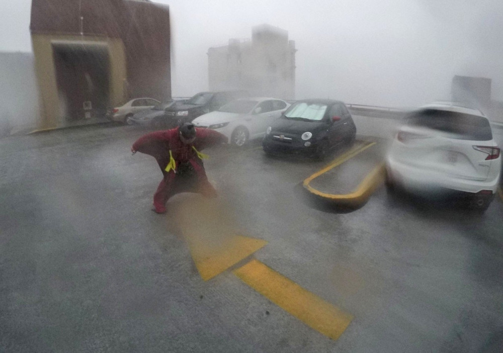 STIŽE NAJJAČI UDAR URAGANA, benzinska pumpa odletela kao da je od papira, zgrade padaju, televizija evakuisana uživo, ali stiže i JOŠ VEĆE ZLO - BIĆE MNOGO MRTVIH! (VIDEO)