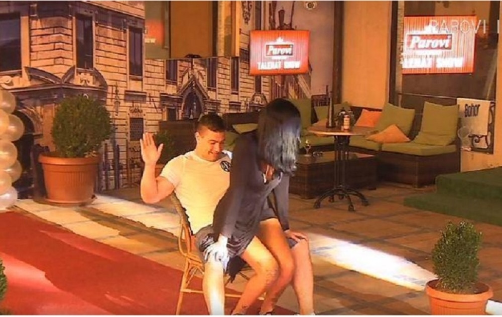 EROTSKI PLES U KRILU: Učesnica "Parova" nikad vulgarnija! Sela, a onda počela da meša! (FOTO)