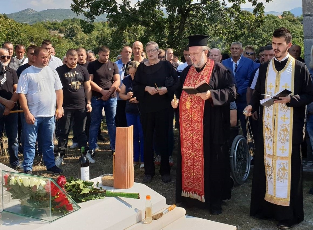 Giški održali pomen, a onda se ON pojavio na groblju!