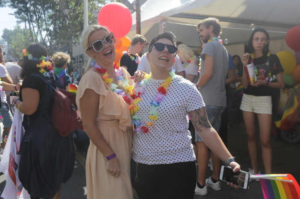 Matora i Sanja stigle na "Paradu ponosa", pa se poljubile PRED SVIMA! (FOTO)