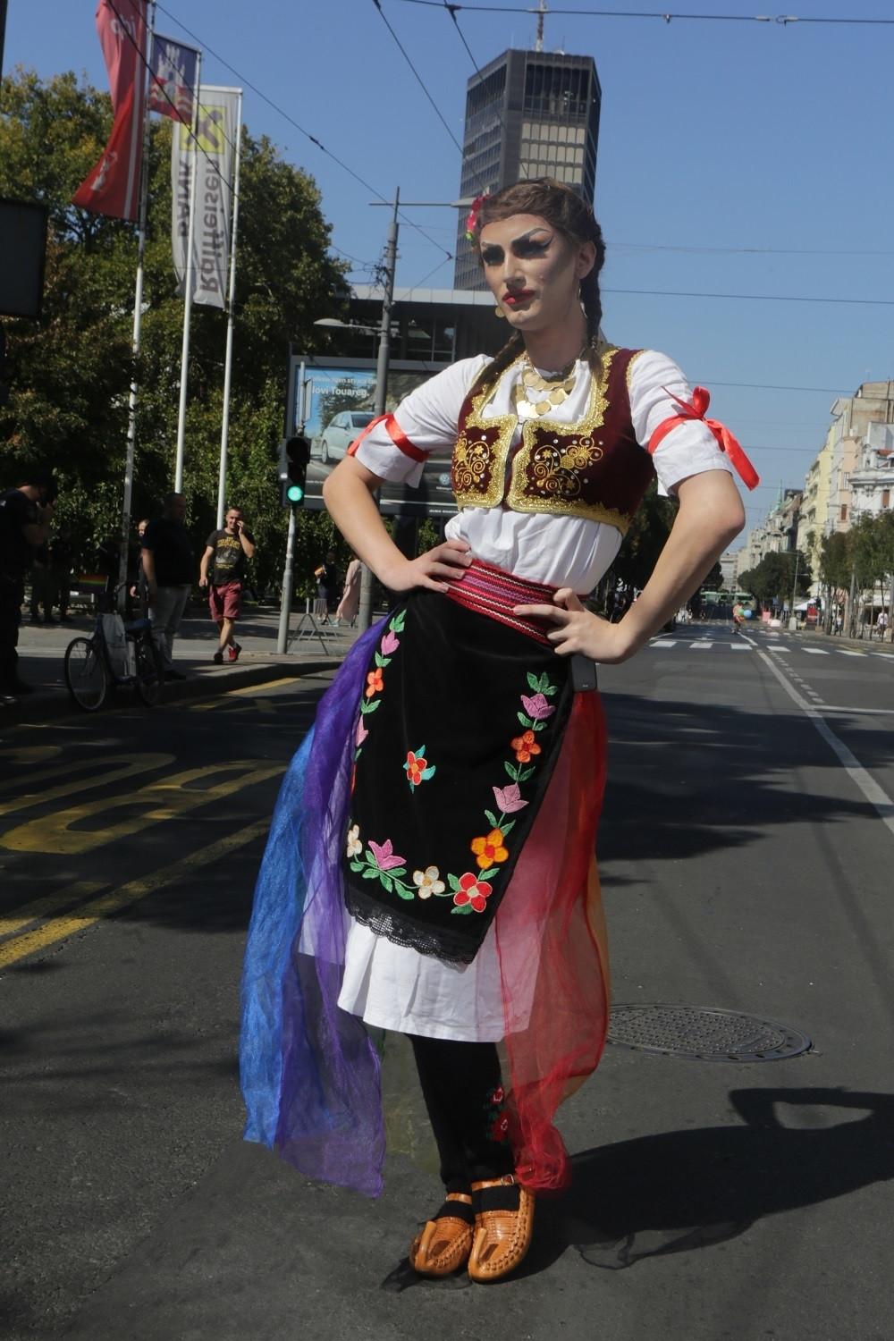Transvestitu koji je obukao narodnu nošnju na Paradi ponosa PRETE SMRĆU, ovakve poruke nećete poželeti ni najvećem neprijatelju