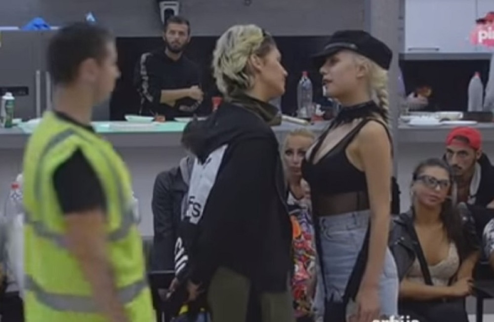 OBEZBEĐENJE JEDVA SPREČILO INCIDENT Žučna svađa tri zadrugarke, isplivale mračne tajne iz privatnog života! (VIDEO)