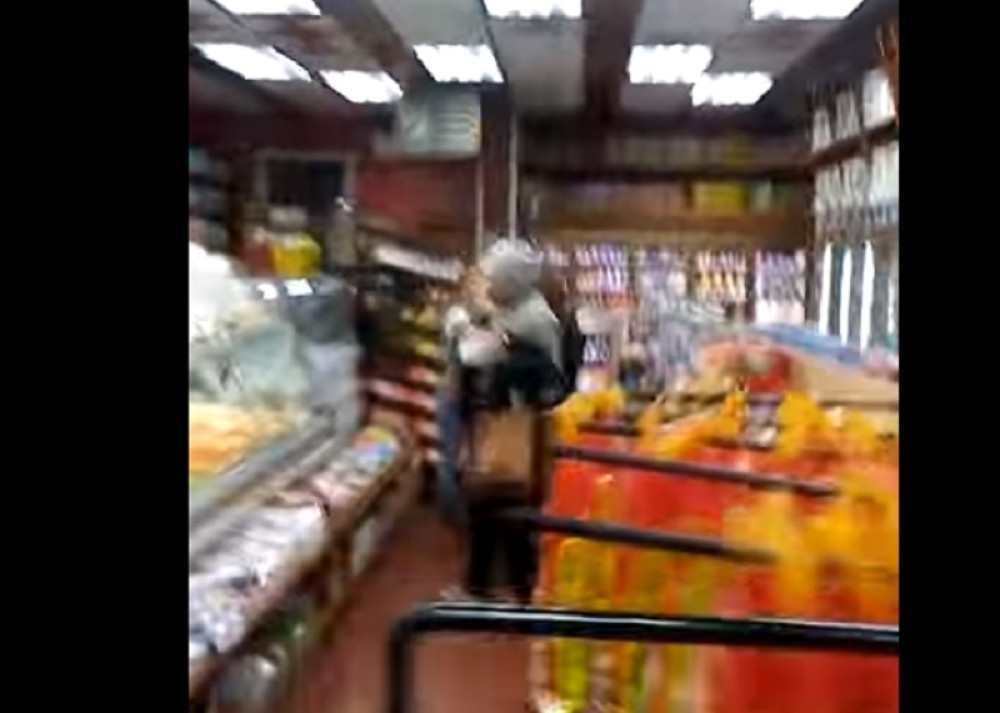 Pokušao da opljačka lokal, ali kad ga je radnica dohvatila, trčao je koliko ga noge nose!